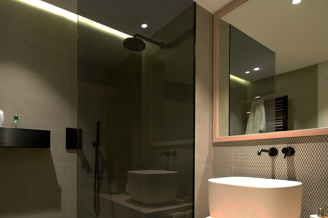 シャワールームと洗面台の写真