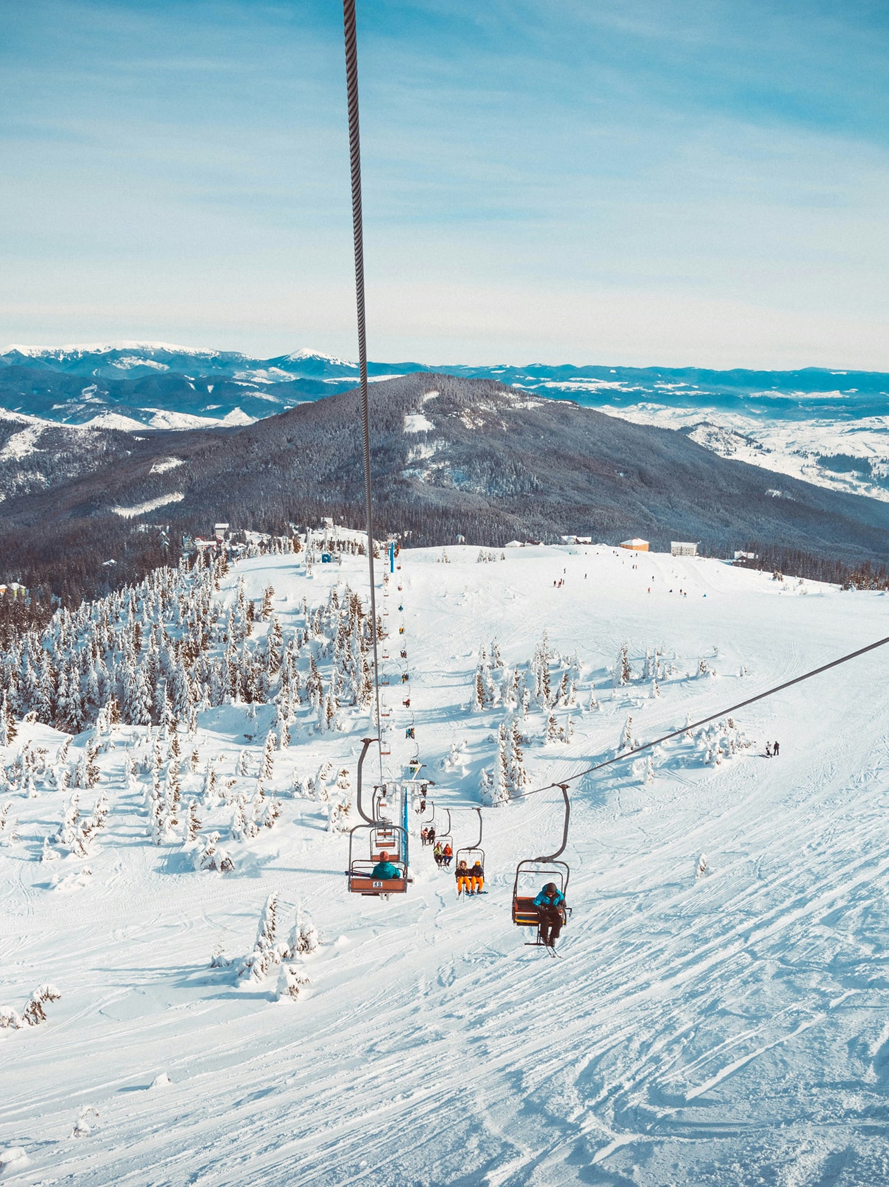 リフトから見た冬のスキー場